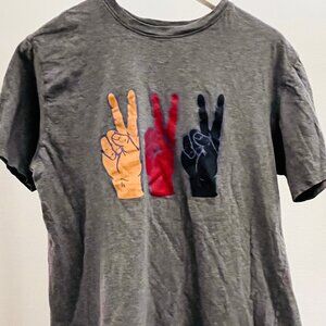 Three hands peace sign - tee-shirt (MEDIUM)